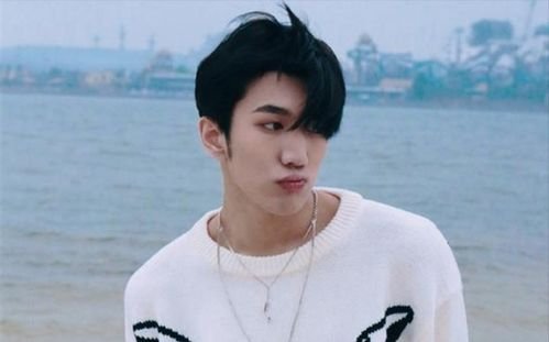 韩美娟拍毕业照注意表情管理，这是因为他参加过男团选秀吗？