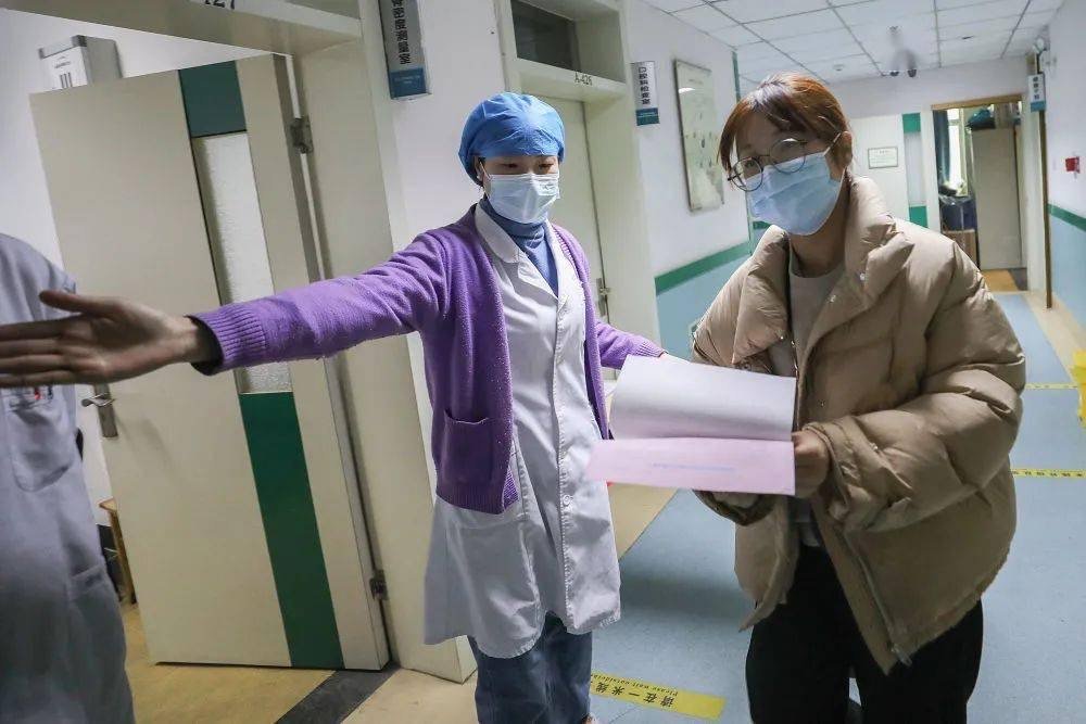 江西老人流浪上海街头，热心网友接力救助，如何保障普通患者的就医需求？