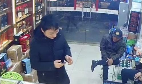 王思聪现身平价小卖铺引发了广大网友的哪些猜疑?