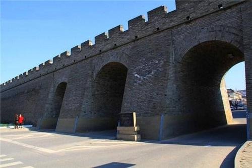 游客为讨彩头爬城墙:误解了俗语,你怎样看待游客行为?