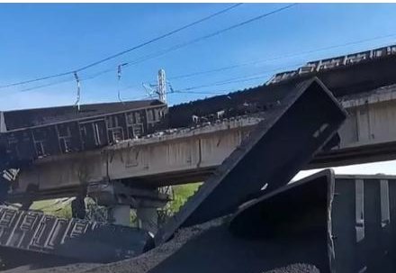 大秦线火车脱线前司机跳车受轻伤，司机在事故中有无责任？