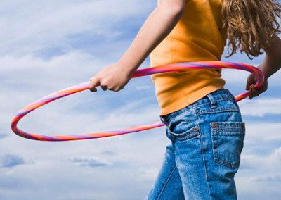 90后女孩一分钟摇300个呼啦圈，她是以此为生吗