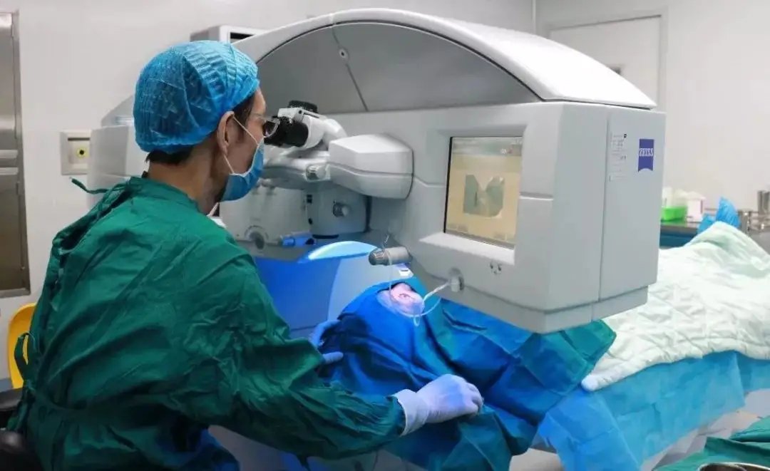 安徽女子做近视激光手术后右眼视力0.1，这是怎么回事？