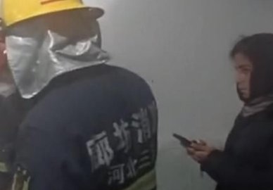 消防员出警遇外国人,微信求助会多国语言女友,为何女友备注却上热搜?