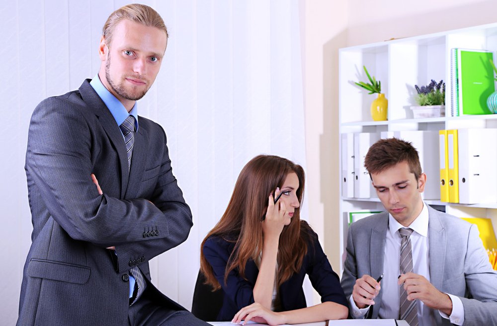 在工作中，对付那些别有用心的人，应该注意什么？