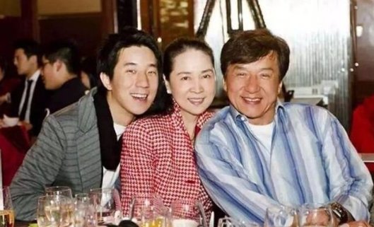 房祖名和成龙为啥不是一个姓