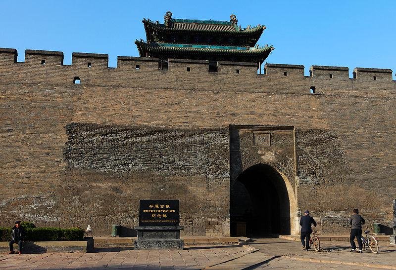 游客为讨彩头爬城墙:误解了俗语,你怎样看待游客行为?