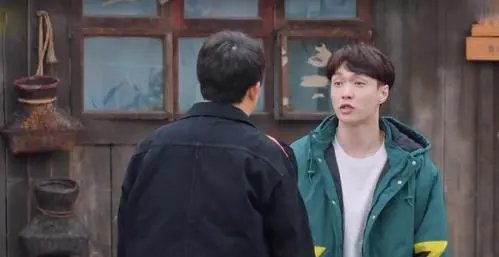 张艺兴玩照片版干瞪眼出不了牌,他在《向往的生活》里还有哪些搞笑瞬间?