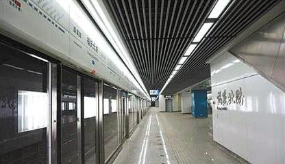 工作人员在地铁10号线西钓鱼台站晾被单，你理解这样的做法吗？