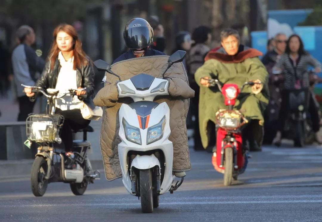 四川街头一男一女打架，37岁男子不幸身亡，此事会如何追究责任？