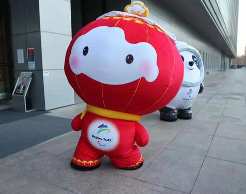 雪容融热情得把鞋跳掉，它对待工作有多认真？