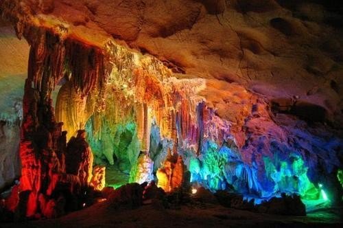 “这些石钟乳和石笋，形状变化多端，再加上颜色各异，即使不比做什么，也很值得观赏。”这句话什么意思？