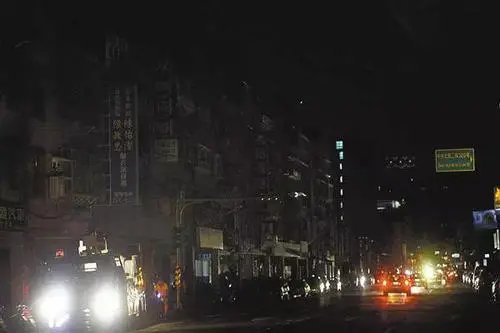 东北限电，商铺只能点蜡烛营业，这样的限电存在什么缘由呢？