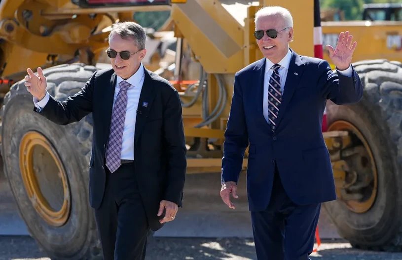 拜登为英特尔工厂开工站台，又提中国，拜登这是想要干啥？