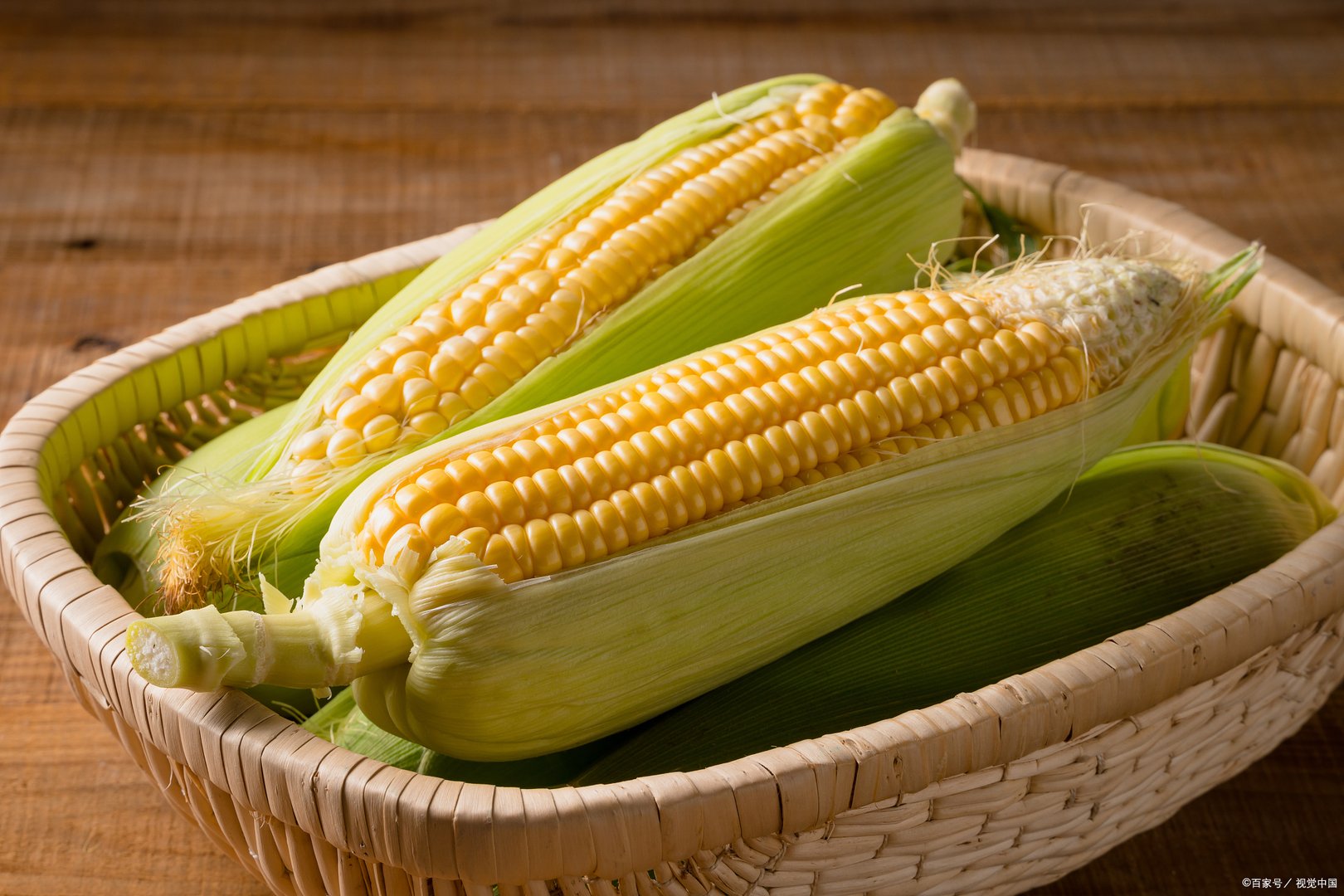 玉米每吨上涨400元，致其涨价的原因是什么？