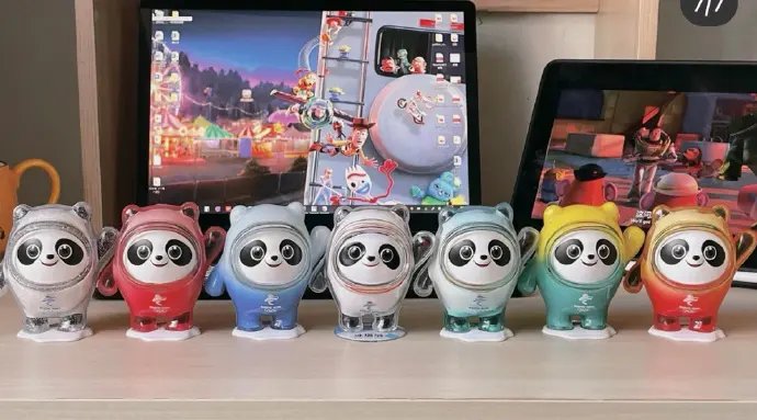 张艺谋拆冰墩墩盲盒的视频释出，视频中张老爷子有多认真？