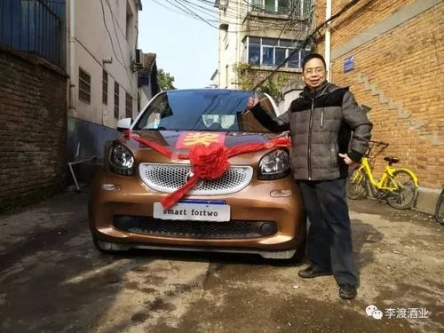 95后女孩送爸爸30万新车,如何看待这种孝顺的方式呢?