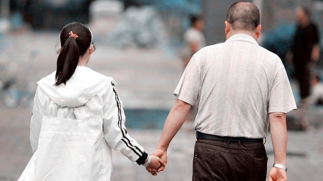 16岁女儿还和爸爸睡一张床，失去“界限”的亲情，会有怎样的恶果？