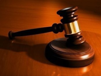 男子被醉酒陌生美女强吻，要追究女子责任，女子的行为是否涉嫌违法呢？