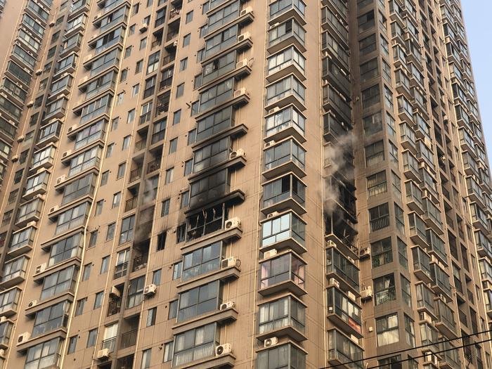 四川街头一男一女打架，37岁男子不幸身亡，此事会如何追究责任？