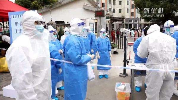 不幸滞留在上海虹桥站的人们，他们只想回家，他们回家的路充满了哪些阻碍？