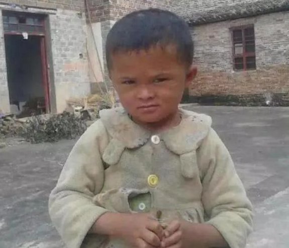 曾“一夜爆红”的小马云，被马云资助上学，现在生活过得怎么样？