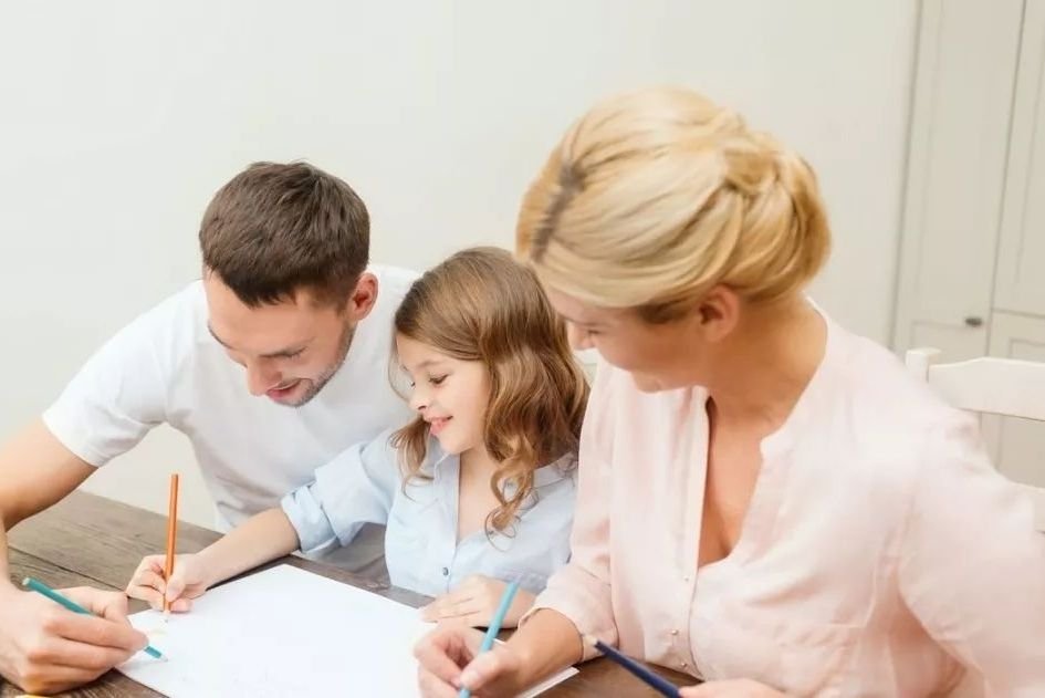 姐姐总是欺负弟弟，拿弟弟玩具玩，我该如何教育她？