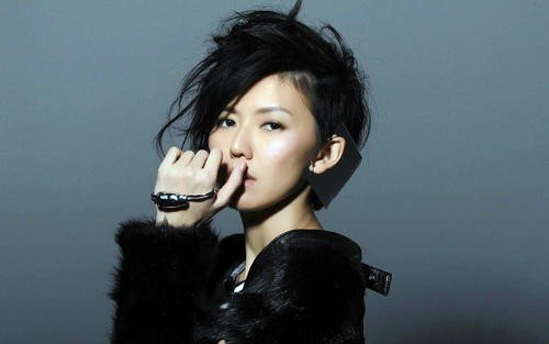 孙燕姿出道19年退隐5次,与周杰伦齐名,却为何在爆红时消失呢?