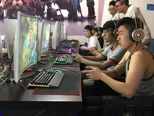 广州32人滞留网吧9天，免费上网100多小时，被隔离在网吧是什么体验？