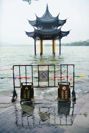 杭州西湖被暴雨“隐藏”了,这场暴雨给当地带来了哪些影响?