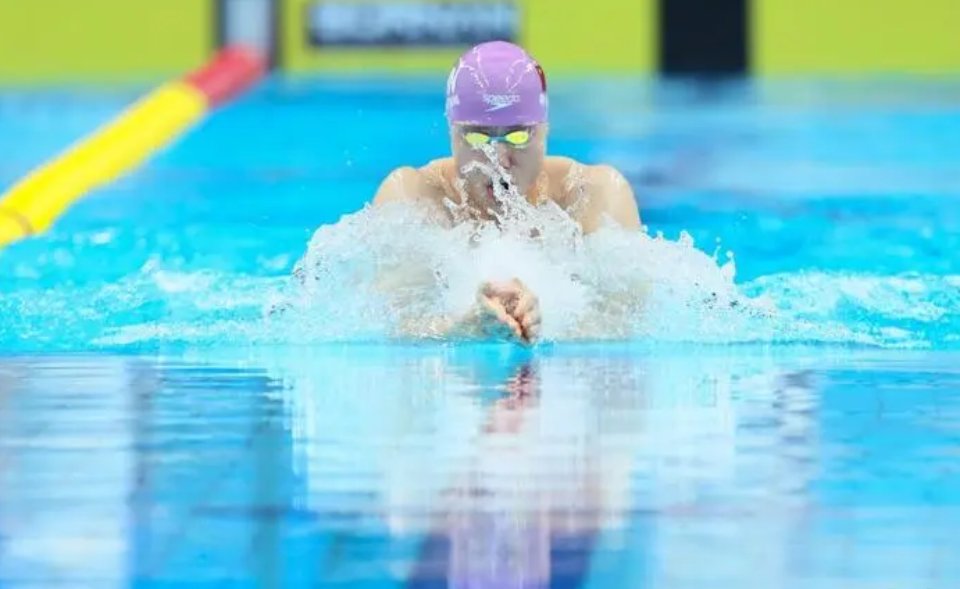 游泳时泳衣突然掉了