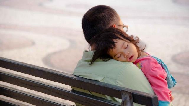 16岁女儿还和爸爸睡一张床，失去“界限”的亲情，会有怎样的恶果？