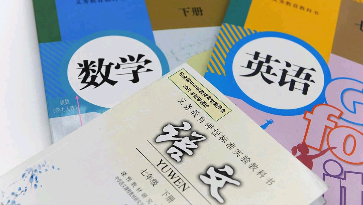 三国中的“榻上策”出至于哪位谋士? A. 沮授 B. 郭嘉 C. 庞统 D. 鲁肃 作