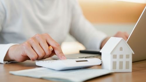 三本生逆袭考取研究生不敢去,怕放弃编制赌未来,如何评价他的举动?