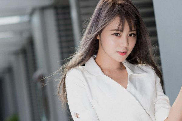 第一次在饭桌上吃饭的男生,在你给他敬酒的时候,他用手碰到你的手是什么意思?