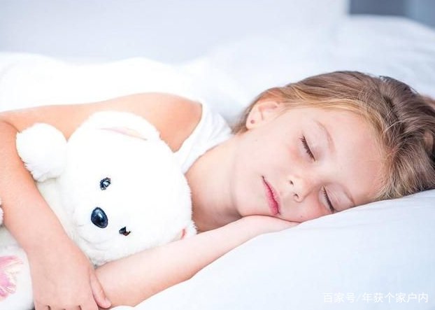 许多年轻父母在睡觉时总喜欢把婴儿放在中间，对孩子有什么影响？