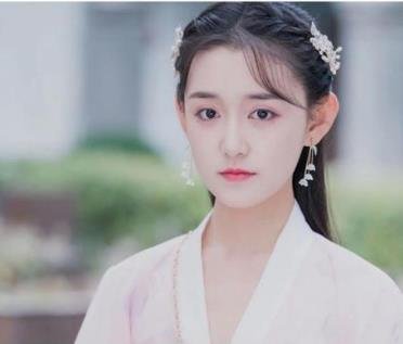 蒋依依家里很有钱吗