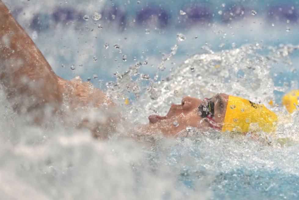 游泳时泳衣突然掉了