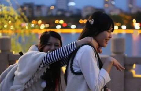 华灯初上夜未央什么意思下一句是什么?