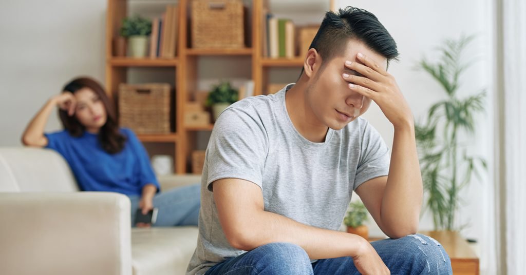 男朋友特别喜欢给自己看他和别人的聊天内容，应该怎么办呢？