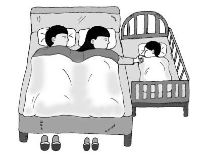 许多年轻父母在睡觉时总喜欢把婴儿放在中间，对孩子有什么影响？