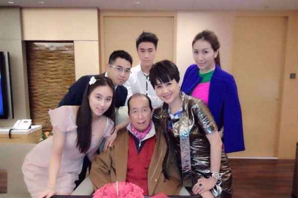 四太梁安琪咋怀孕的 为赌王的体格点个赞