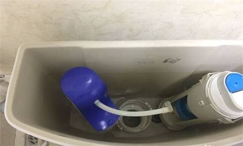 蹲便器水箱的水一直在蓄，淹过了渗水管，导致蹲便器一直流水，求高人指点 ，跪谢了~