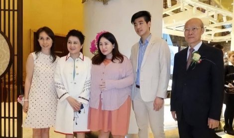 何超盈为女儿办生日宴,现场好似宫廷盛宴,奚梦瑶却至今未有婚礼,怎么看?