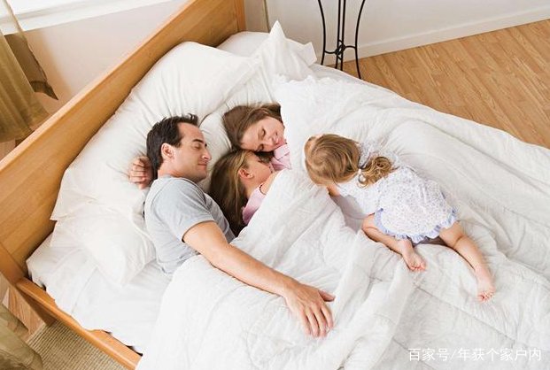 许多年轻父母在睡觉时总喜欢把婴儿放在中间，对孩子有什么影响？