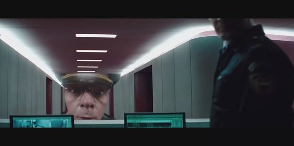 有两个间谍穿着军装在走廊里用镜头做掩护，滴水的声音，滴了好几次什么电影