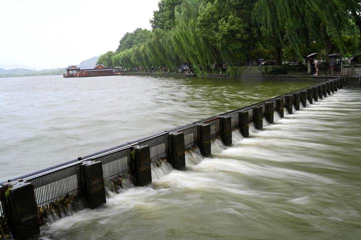 杭州西湖被暴雨“隐藏”了，这场暴雨给当地带来了哪些影响？