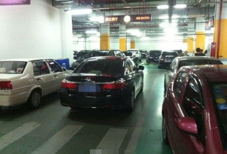 男子买25平米房霸占一层停车场，男子的做法是否违规？