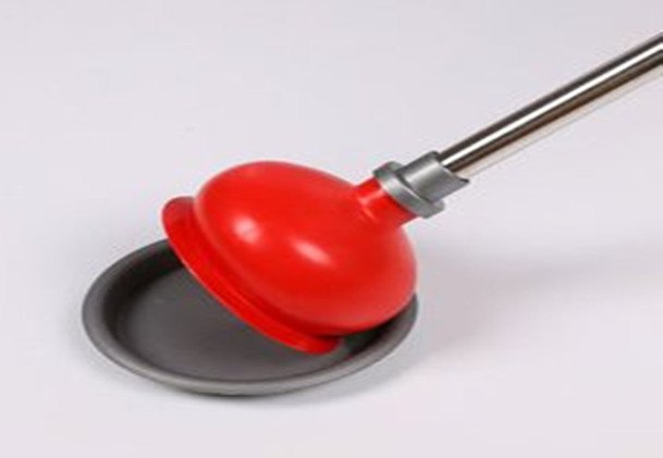 马桶冲水 水冲不下去 溢出来。然后再留下去。 发出咕噜咕噜的声音。 感觉是堵了