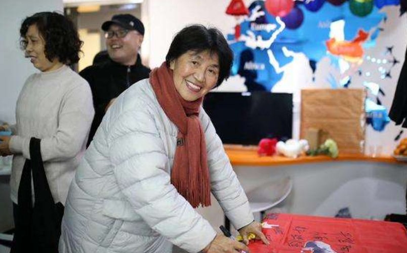 77岁上海阿姨走遍七大洲，是什么力量支撑着她完成了这一壮举？